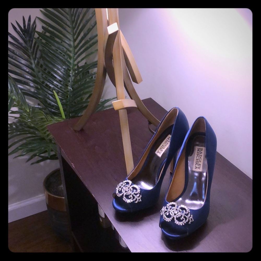CLOSET CLOSING. MAKE OFFER. Badgley Mischka 5.5